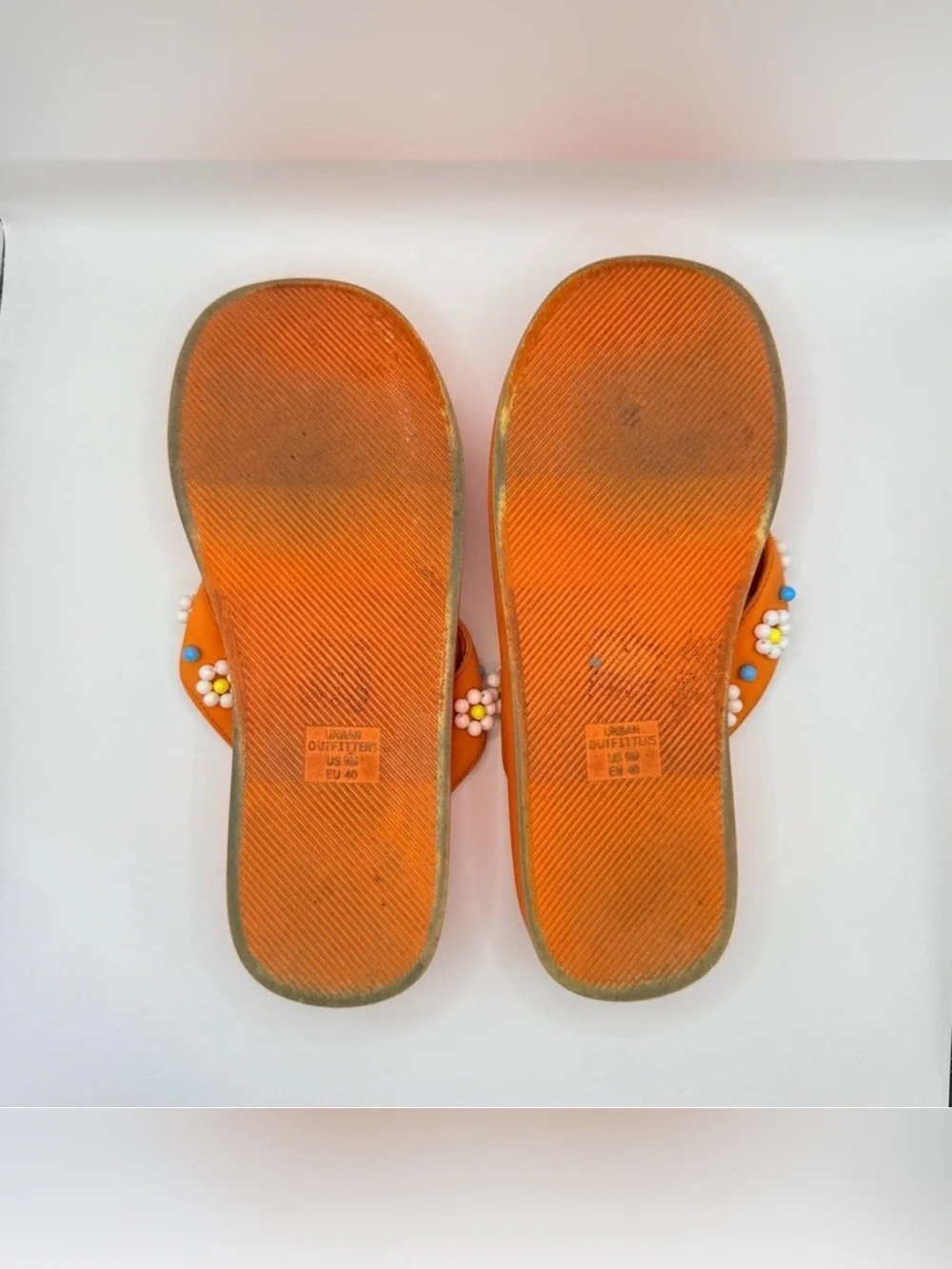 Urban Outfitters Orange Beaded Daisy Flip Flop Sandals Women’s Size 9